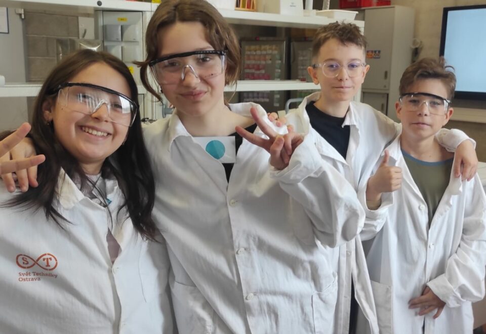 Malí vědci v akci: Třída IV.B poodhalila tajemství kapky vody